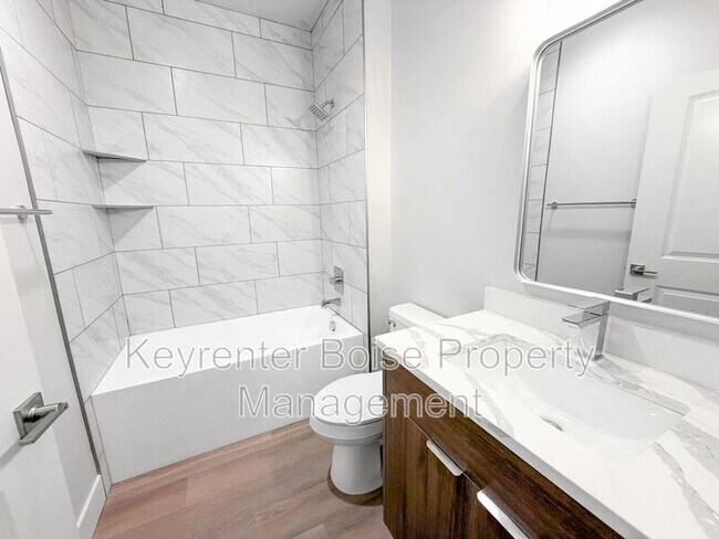 Building Photo - 4337 Greentrail Ln