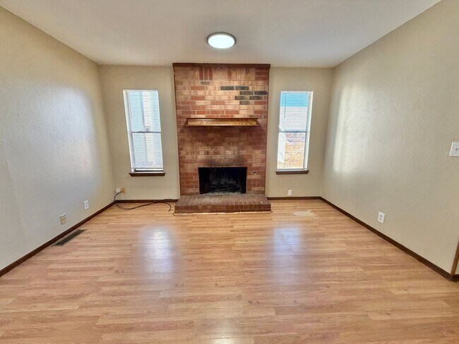 Building Photo - 1012 N Chowning Ave