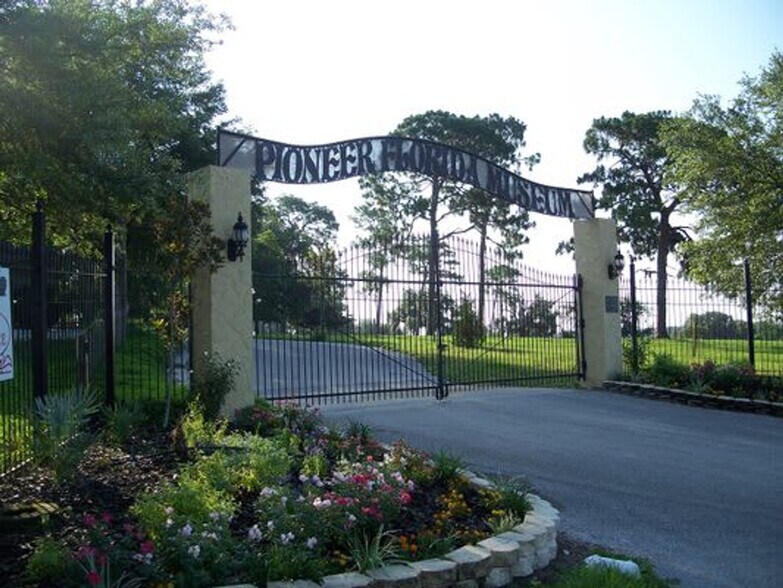 Building Photo - 38548 Naomi Ave