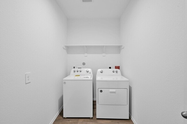 Building Photo - Never lived in 4 bed 3 bath with water views