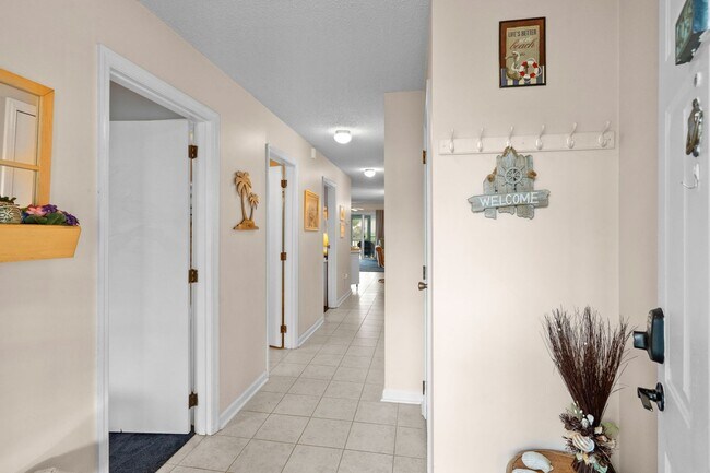 Building Photo - First Floor Seasonal Rental Available December 1, 2025-June 30, 2026-Golf Colony 40S