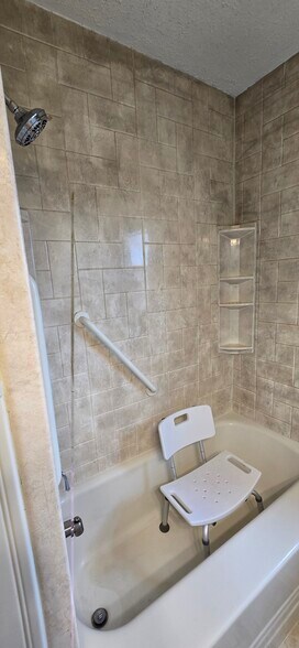 Building Photo - 2027 Glenbrook Dr