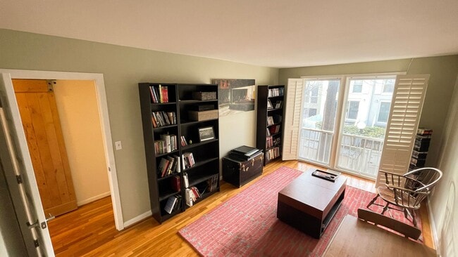 Building Photo - Spacious in SW