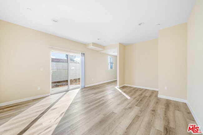 Building Photo - 1002 E 33rd St