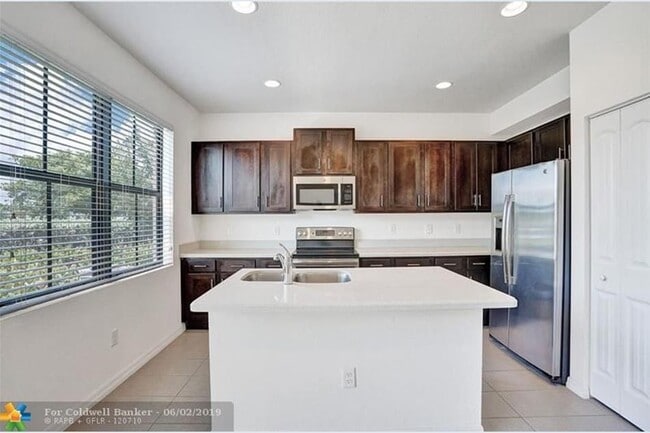 Building Photo - Beautiful Townhouse 3 -2.5 baths