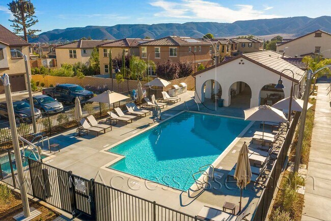 Building Photo - Stylish 2 Bed + 2.5 Bath Townhome in Murrieta