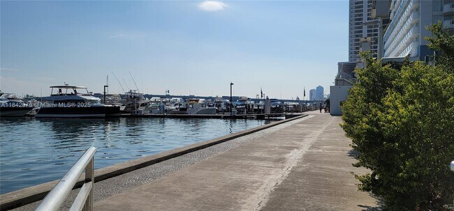 Building Photo - 1750 N Bayshore Dr