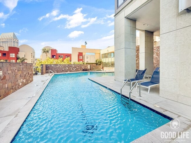 Building Photo - Downtown Luxury Living – 2B/2BA Condo with...