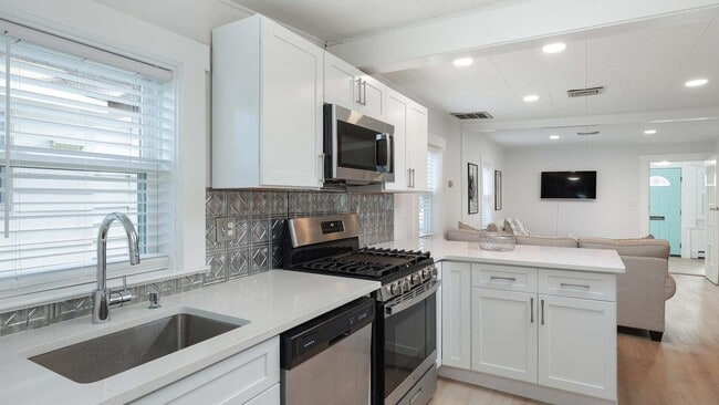 Building Photo - 1233 Oakwood Rd