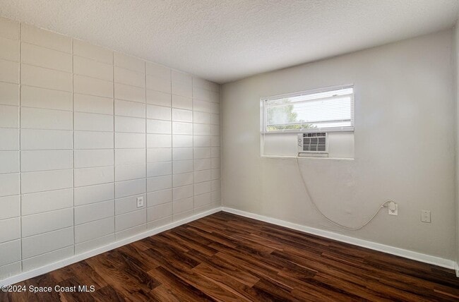 Building Photo - 1343 W Point Dr