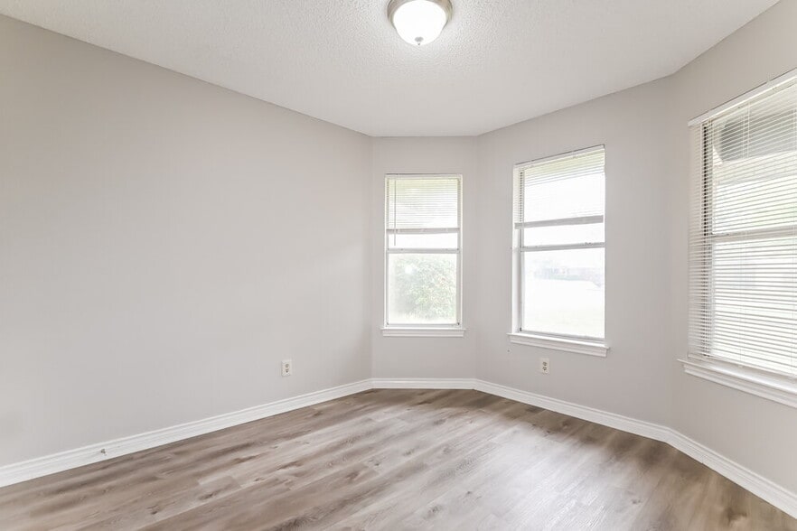 Building Photo - 1311 Mallard Dr