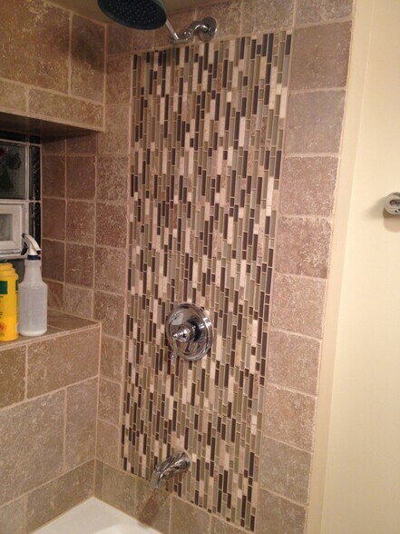 Full Bathroom - 1813 W Armitage Ave