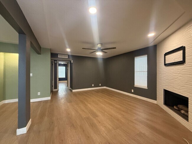 Building Photo - Recently remodeled 2-bed, 2-bath unit for rent in North Las Vegas!