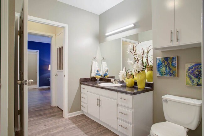 Building Photo - Modern Living with Breezy Comfort!