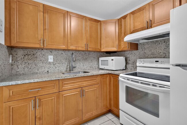 Building Photo - 9360 Fontainebleau Blvd