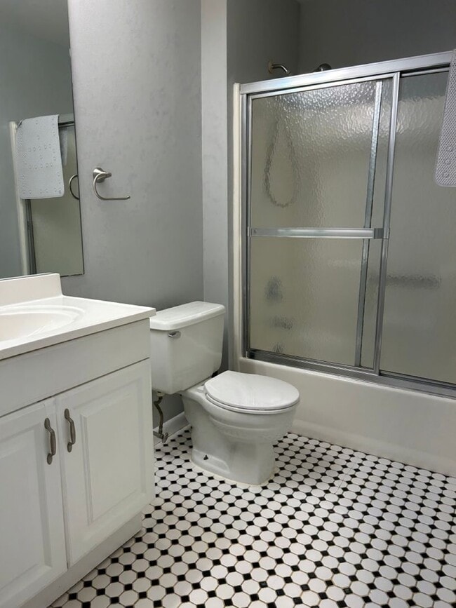 Building Photo - 2 Bedroom Condo---Ready for Move in!