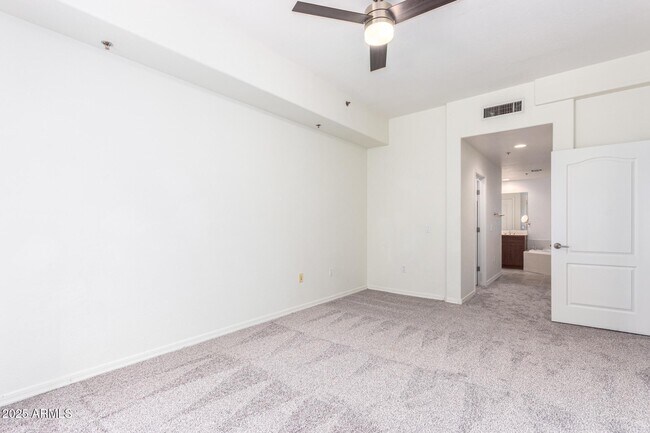 Building Photo - 17 W Vernon Ave