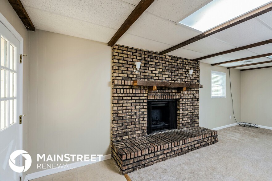 Building Photo - 4501 Oak Dr