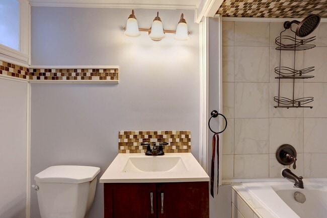 Building Photo - 3 Bedroom 2 Full Bath Row Home Minutes from Morgan State