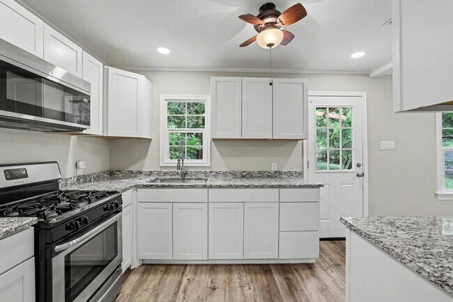Building Photo - Cute & Clean Home with Large Fenced Yard Pet Friendly!