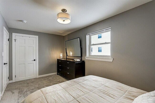 Building Photo - Updated Brookfield 4 bedroom home