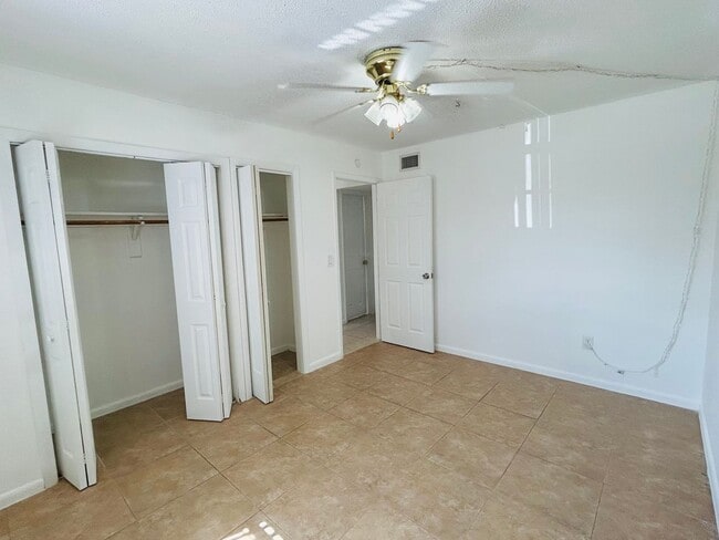 Building Photo - Excellent 2/1 Duplex in Desirable Area