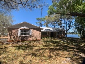 Building Photo - Lake front home with Lots of space
