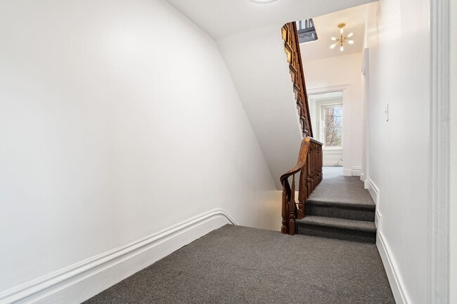 Building Photo - Charming - Manchester Home