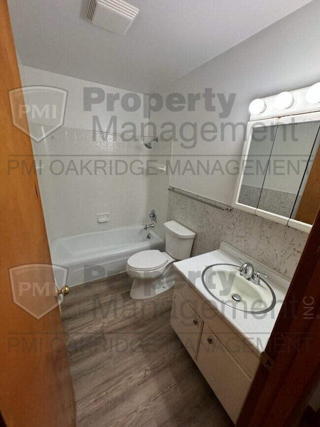 Building Photo - 2 Bed Single Level Apartment