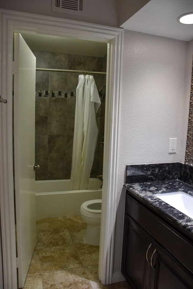 Building Photo - 3 Bedroom 2.5 Bath Hampton Court Condo Nea...