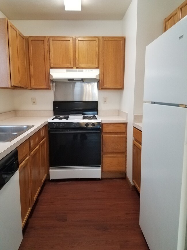 Building Photo - 223-C