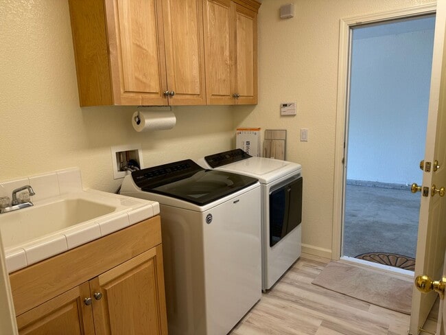 Building Photo - 877 Emerald Hills Cir