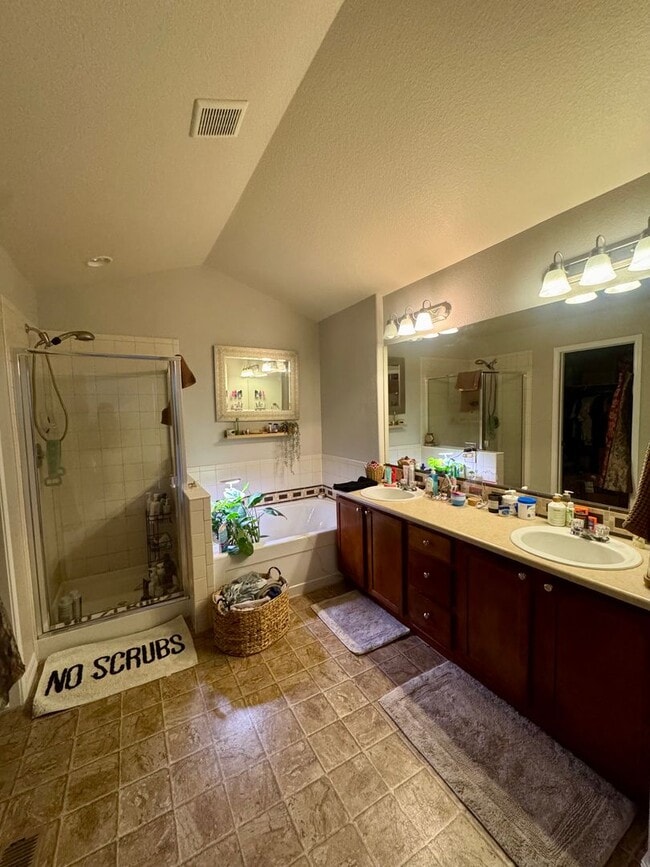 Building Photo - Updated Townhome in North Colorado Springs