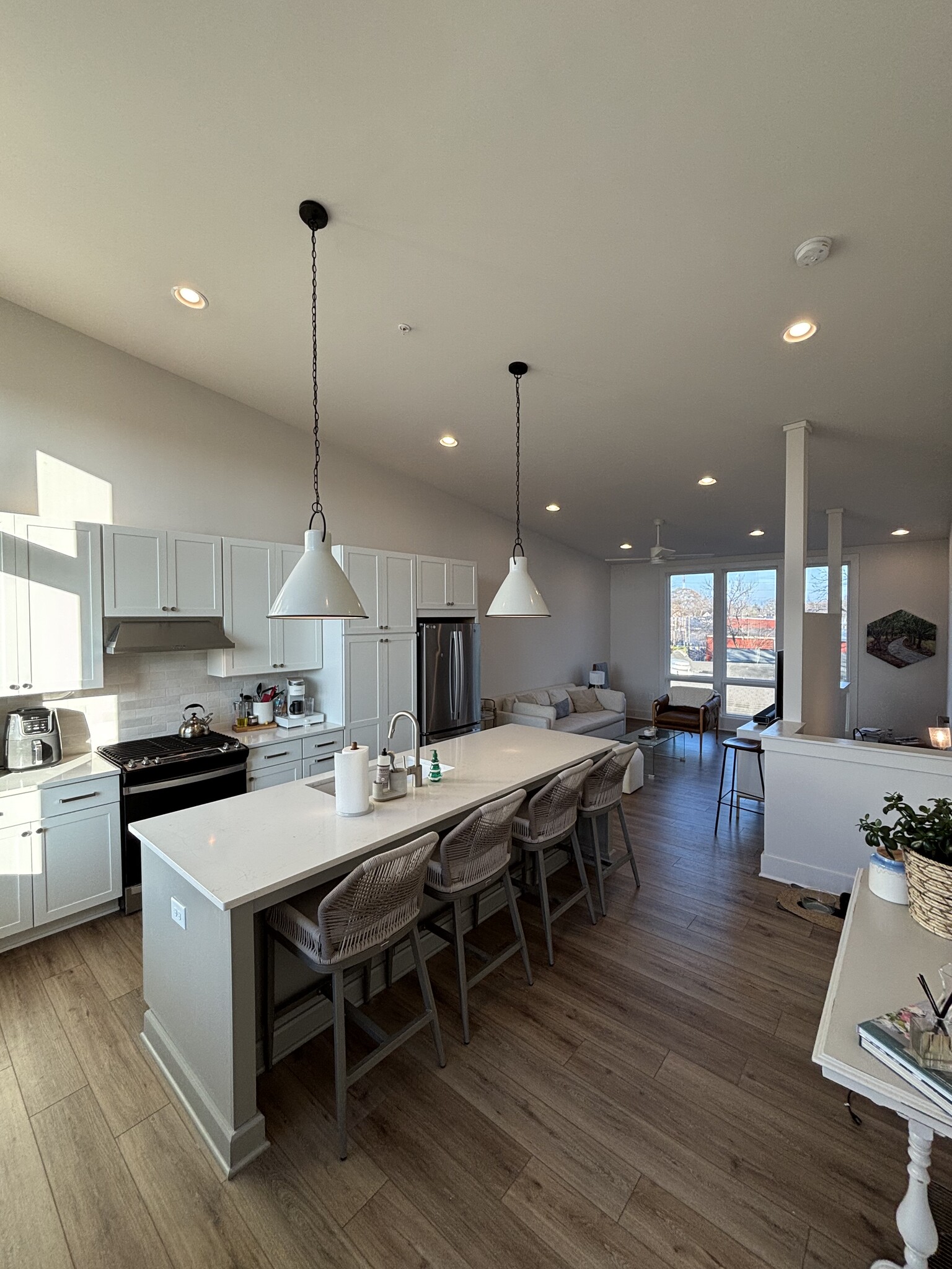 Kitchen / living space - 949 Lang Way SE