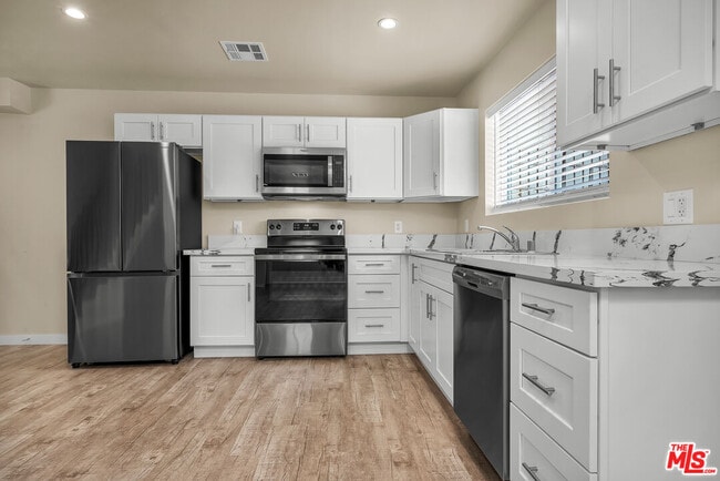 Building Photo - 2816 3/4-2814 W Jefferson Blvd