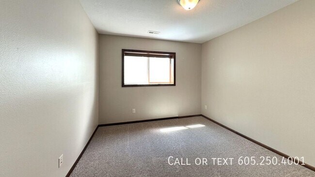 Building Photo - Spacious 4 Bedroom 3 Bathroom home with Va...