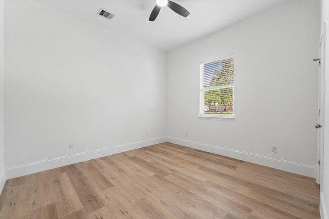 Building Photo - 3531 White Oak Point Dr