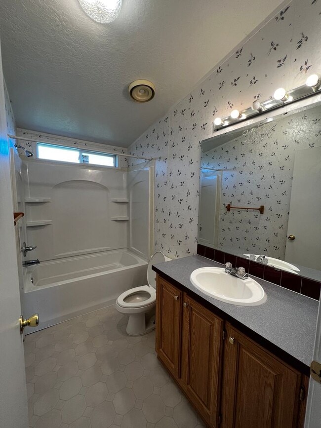 Building Photo - 3040 SW River View Dr