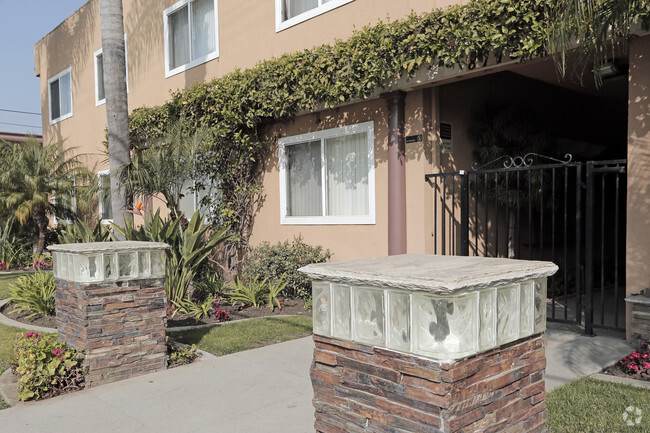 Building Photo - Villa Del Sol Apartments