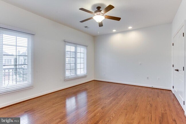 Building Photo - 18353 Fairway Oaks Square