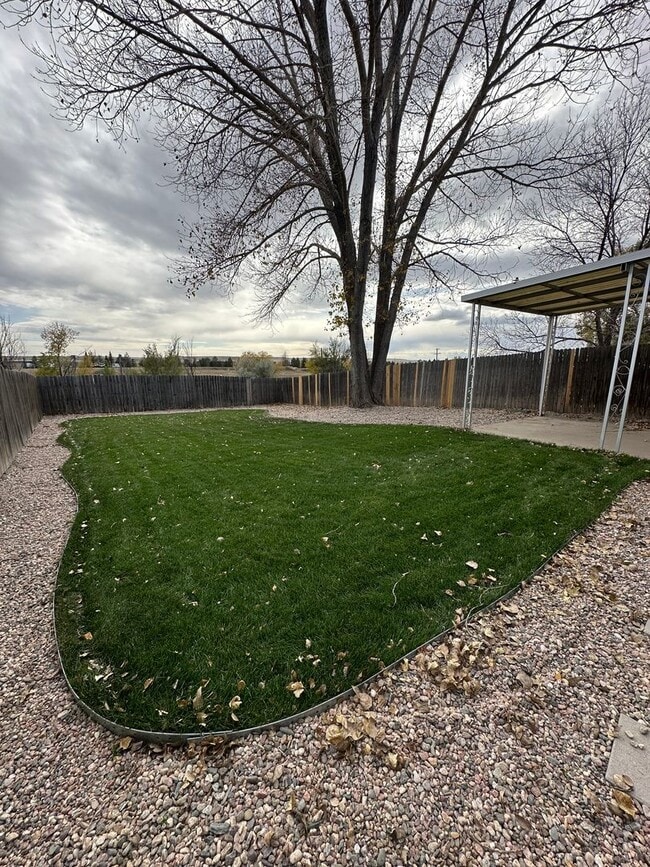 Building Photo - BEAUTIFULLY UPDATED 3 BEDROOM, 2 BATHROOM TWIN HOME WITH ATTACHED 1 CAR GARAGE