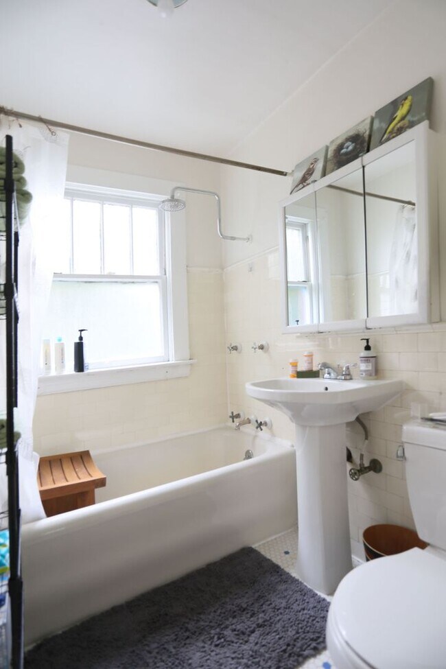 Building Photo - 741 Douglass St