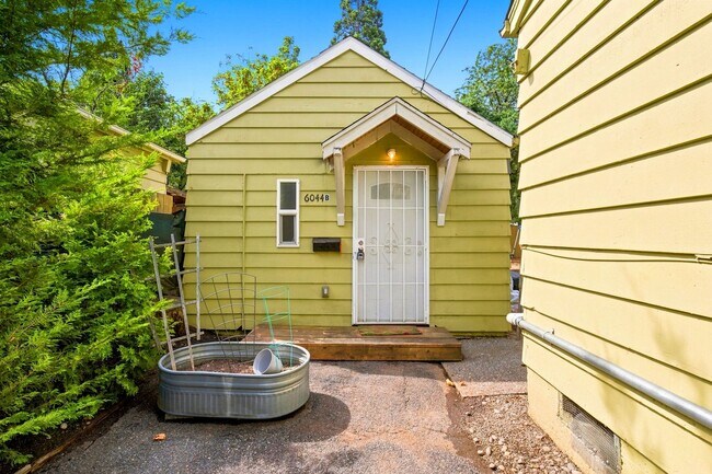 Building Photo - Quiet studio for rent