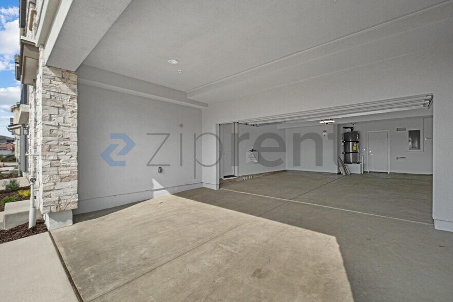 Building Photo - Unit