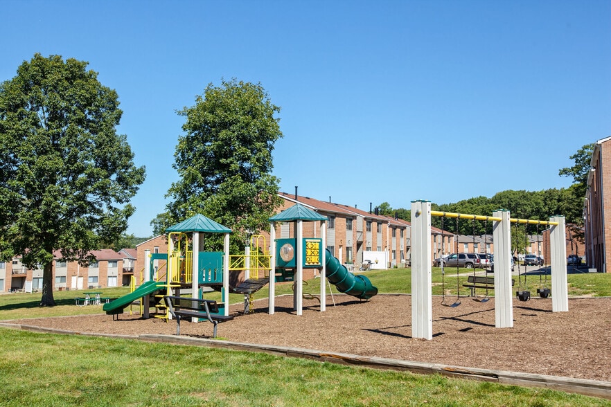 Overlook at Flanders 100 Oakwood Vlg Flanders NJ 07836 Apartment Finder