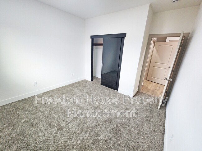 Building Photo - 1340 Arrowhead St