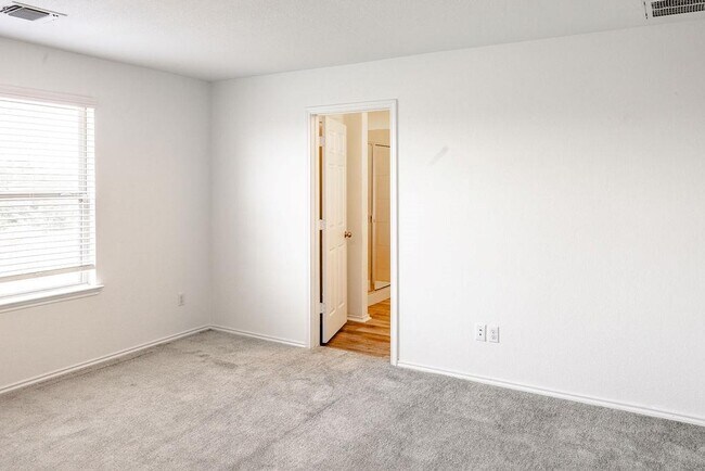 Building Photo - 448 English Oak St