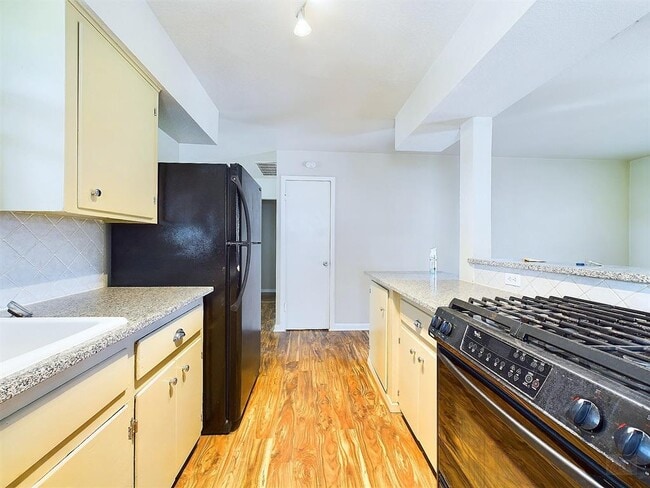 Building Photo - 1411 Kamar Dr
