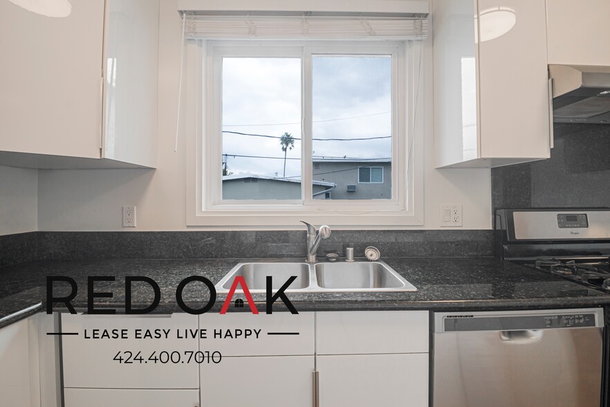 Building Photo - 14041 Moorpark St