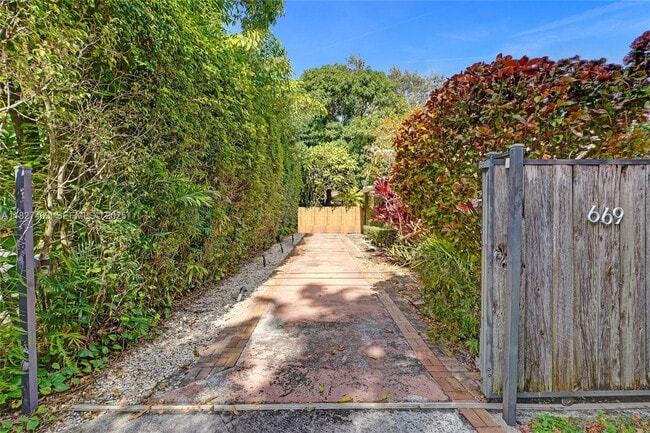 Building Photo - 669 NE 60th St